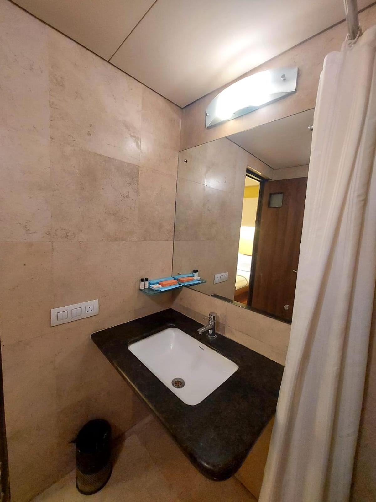 Whispering Palms Hotel Jaipur Bagian luar foto