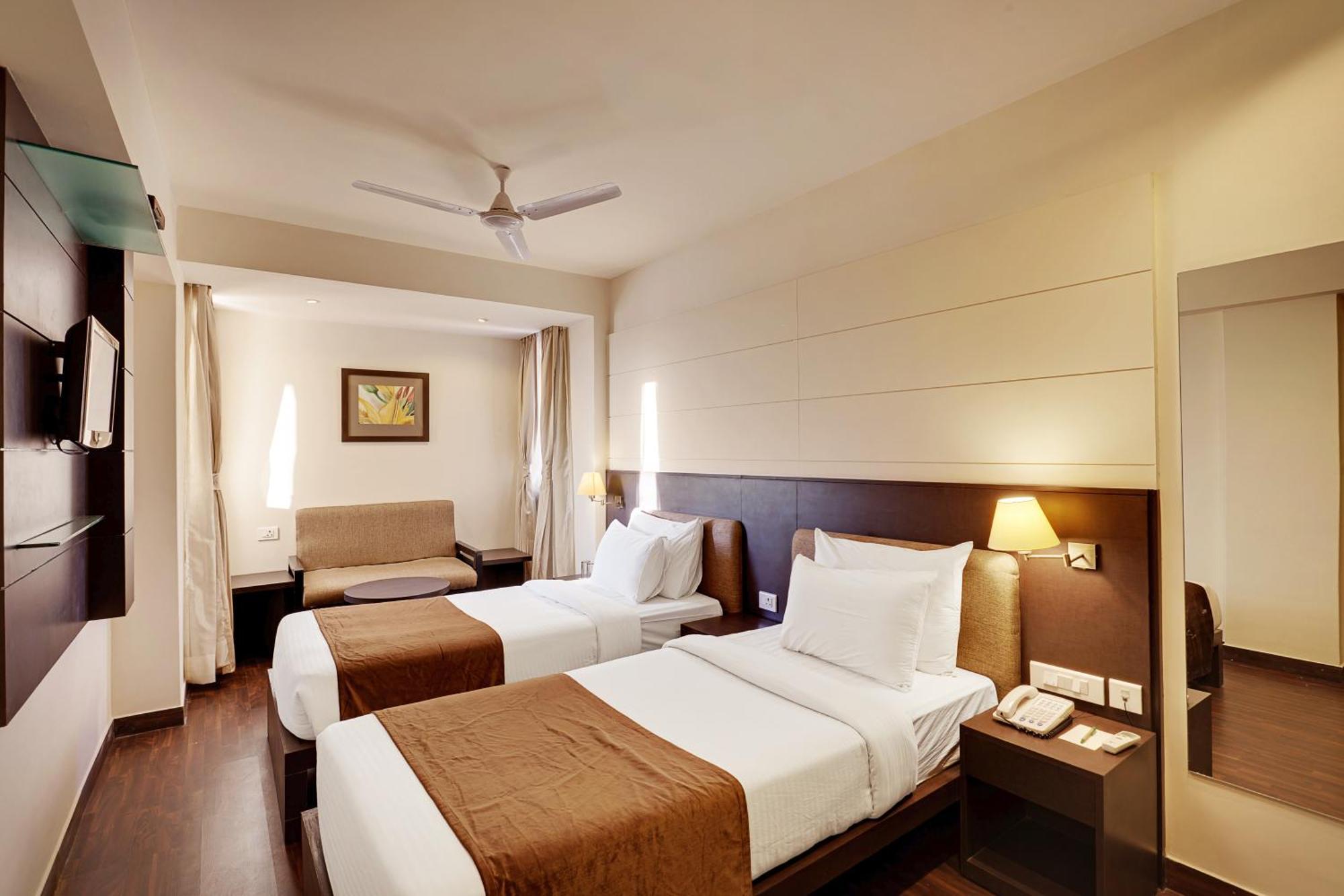 Whispering Palms Hotel Jaipur Bagian luar foto