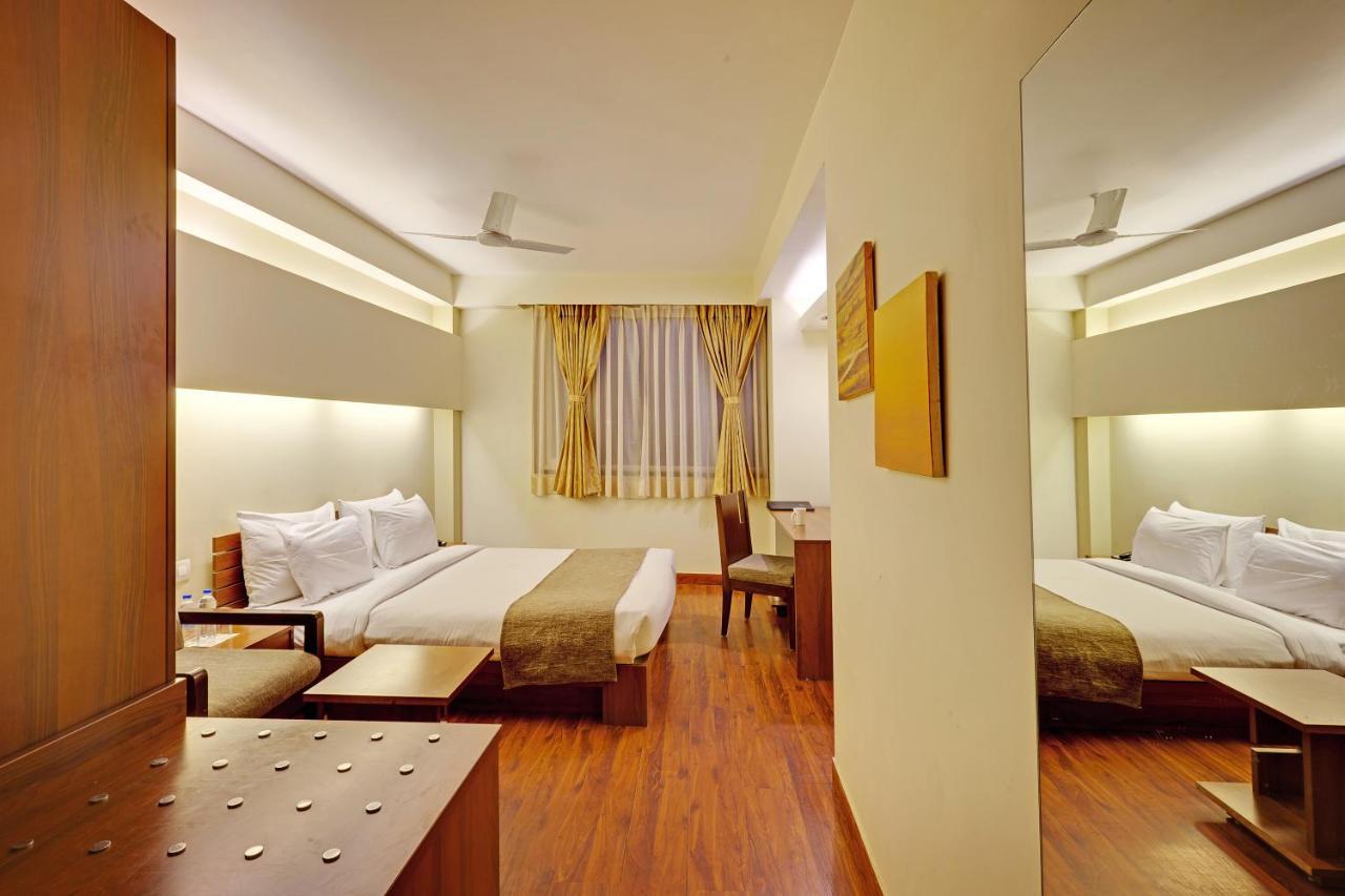 Whispering Palms Hotel Jaipur Bagian luar foto