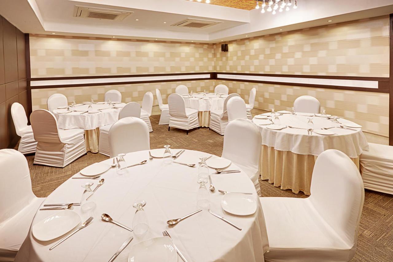 Whispering Palms Hotel Jaipur Bagian luar foto