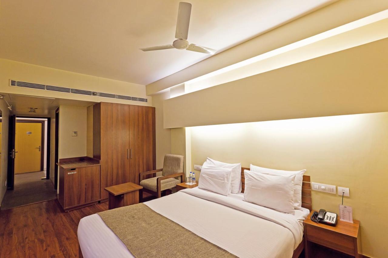 Whispering Palms Hotel Jaipur Bagian luar foto