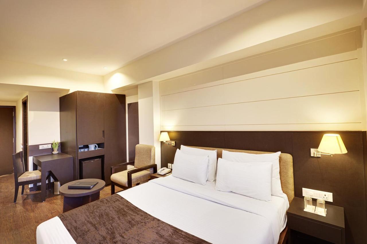 Whispering Palms Hotel Jaipur Bagian luar foto